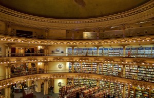 A bela arquitetura interna do teatro que virou livraria em Buenos Aires