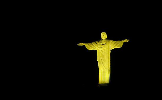 Iluminação amarela no Cristo Redentor, no Rio de Janeiro reforça a necessidade de conscientização sobre segurança no trânsito. (Foto: divulgação)