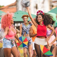 mulheres dançando animadamente durante o carnaval
