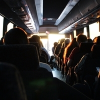 É possível dormir no ônibus de viagem de forma confortável. Saiba como!