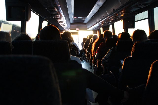 É possível dormir no ônibus de viagem de forma confortável com as dicas certas