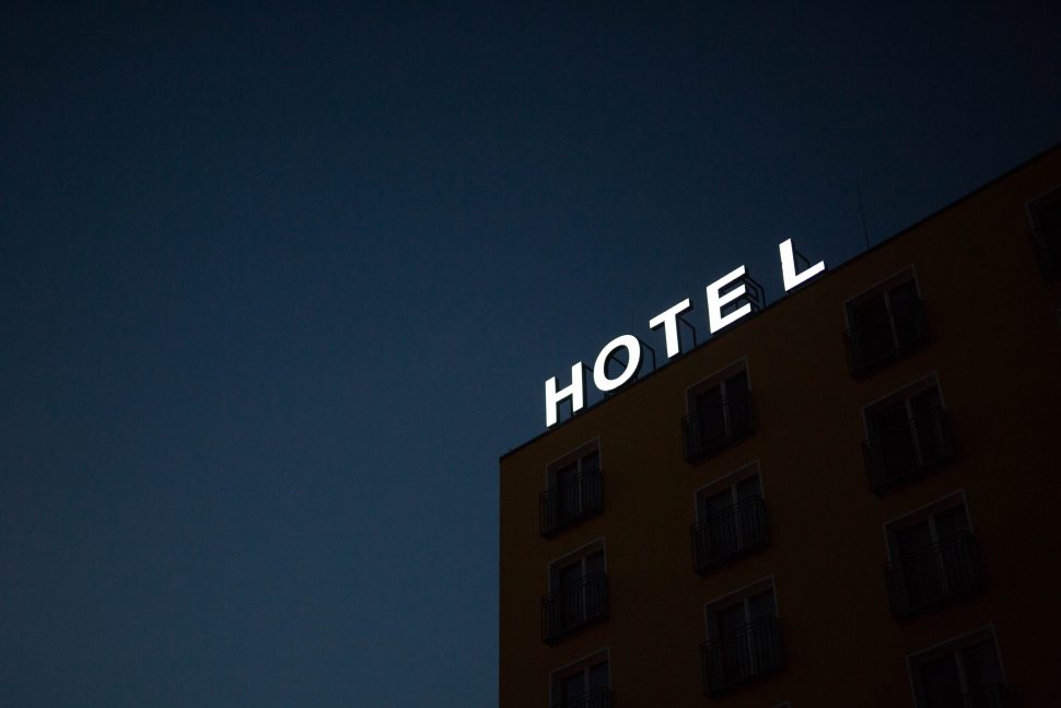 imagem do letreiro de um hotel